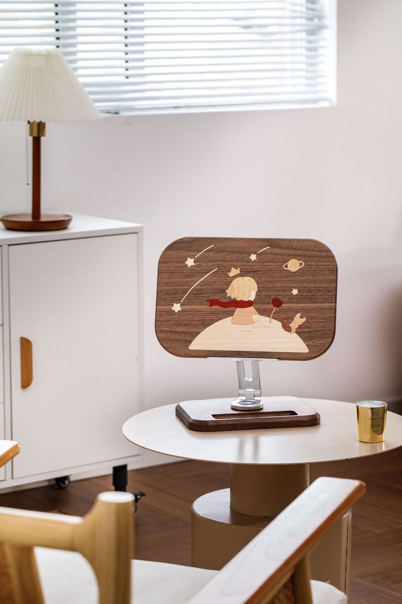 The Little Prince reading stand is made of solid wood and can be raised, lowered and extended