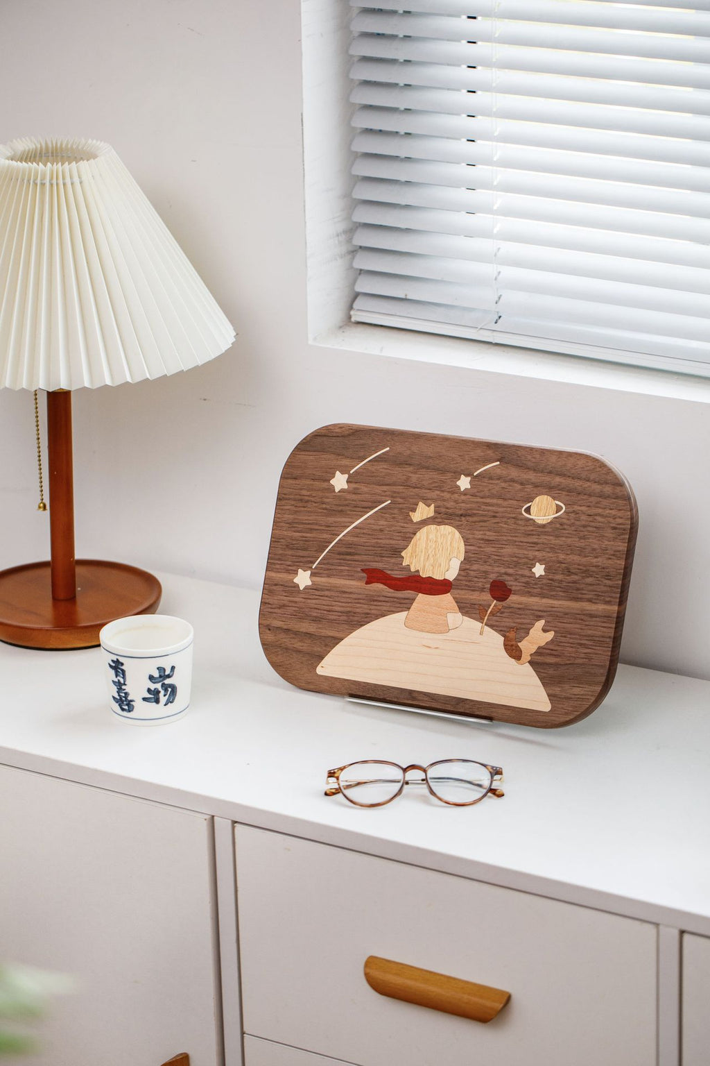 The Little Prince reading stand is made of solid wood and can be raised, lowered and extended
